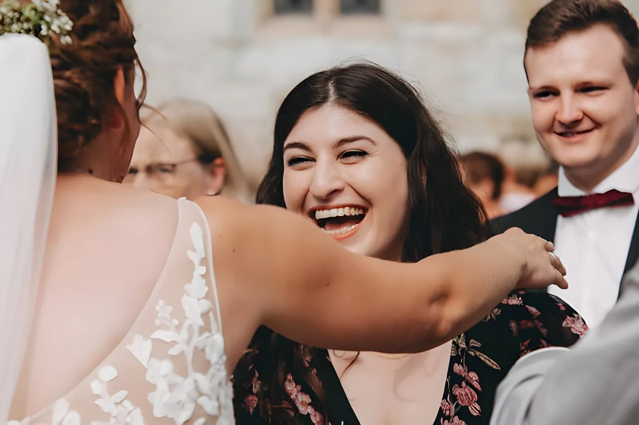 Sophia lacht bei einer Hochzeit