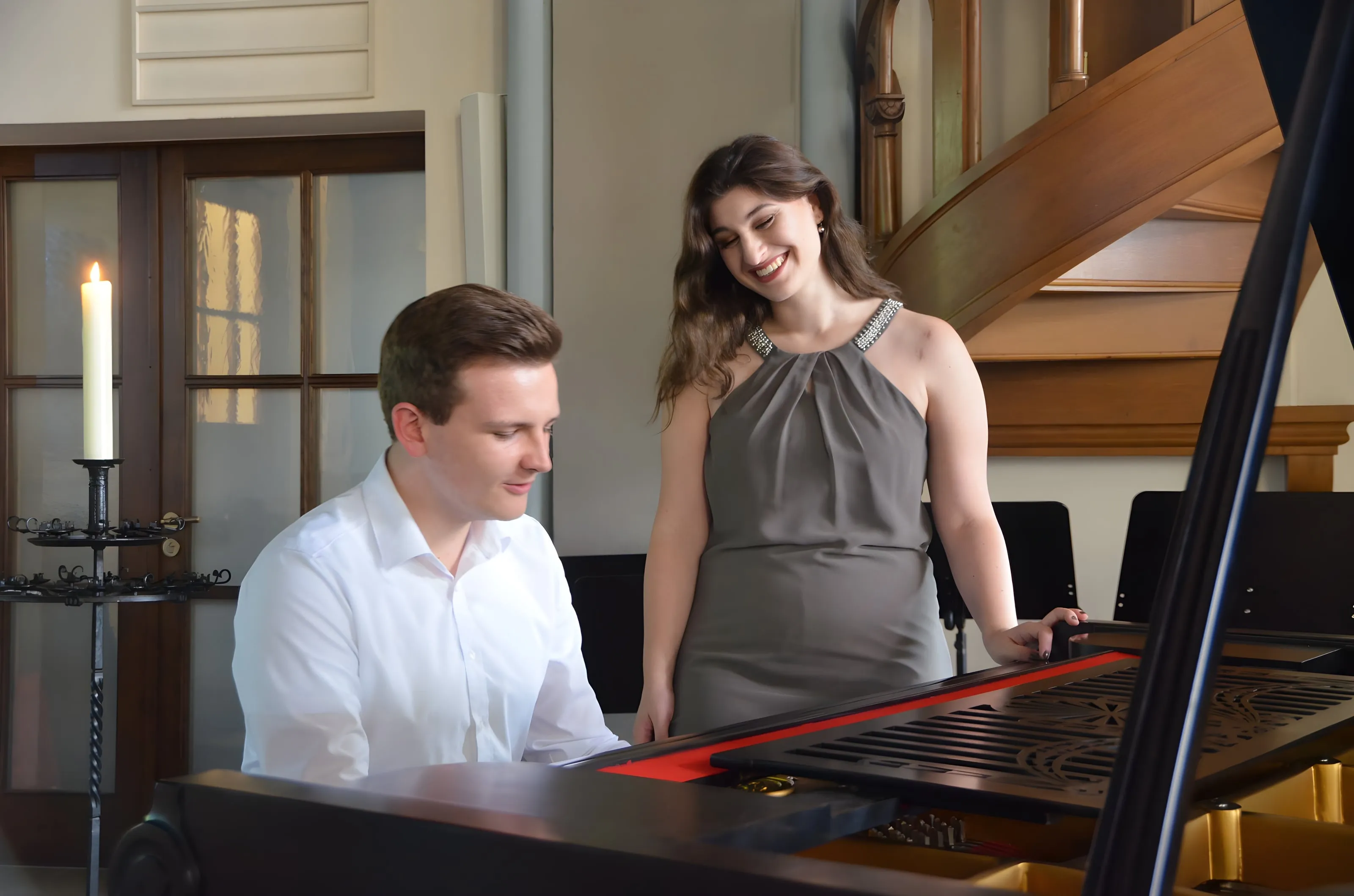 Dominik und Sophia singen bei einer Trauung, Dominik am Klavier